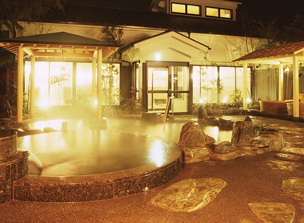 「相模・下九温泉 湯楽の里」の露天風呂。いろいろな温泉に入ってお気に入りを見つけよう