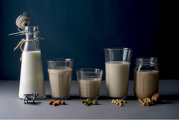左から、牛乳、アーモンドミルク、ピスタチオミルク、ソイミルク、ウォールナッツミルク。ヘルシーな植物性ミルクがそろうのもうれしい