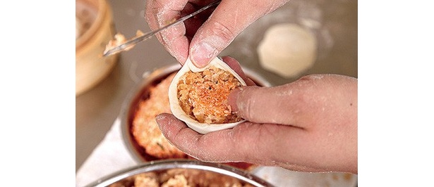 たっぷりの肉汁を閉じ込めるため、芳醇な香りが漂う小麦粉を丁寧に練り上げた自家製生地は厚めに仕上げられている/JOE'S SHANGHAI