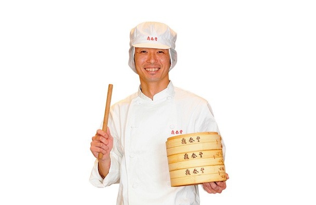 ｢自慢の薄生地をお試しください！｣と、調理長の神宮寺亨さん/鼎泰豊 新宿店