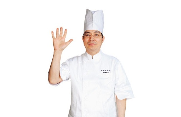 ｢注文が入ってから包んでいますよ｣と、調理長の張愛国さん/南翔饅頭店 六本木ヒルズ店