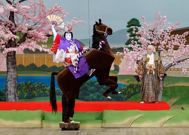 【写真を見る】小栗判官兼氏を演じる尾上菊之助の曲馬乗りに注目!