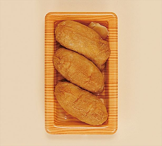 【写真を見る】「釜炊風いなり寿司3ヶ入」(200円)など、3種のいなり寿司が楽しめる