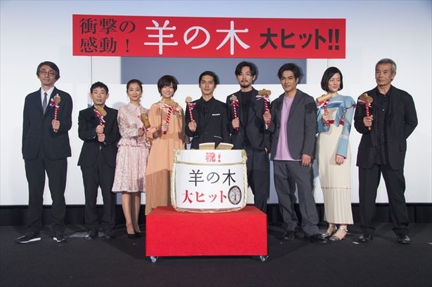 鏡開きを行う前には入念な作戦会議も。無事鏡開きを終え記念撮影に応じる登壇者たち