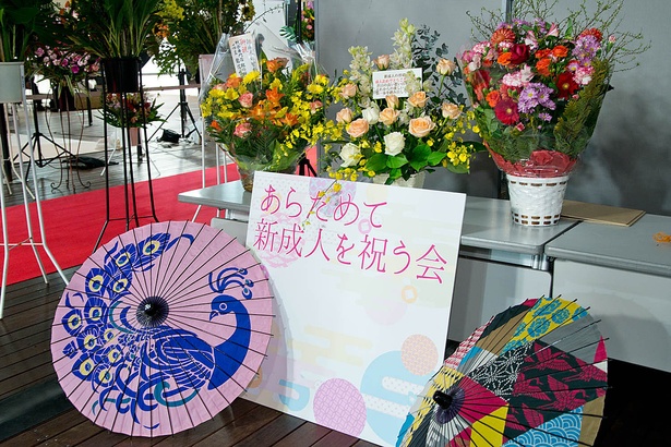 有志からのスタンド花で、会場は華やかでおめでたい雰囲気に