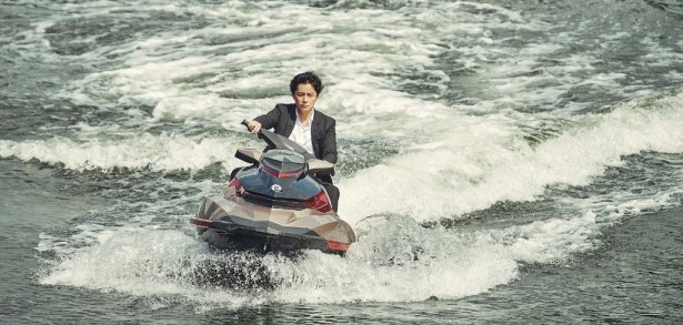 本作のために水上バイクの免許を取得した福山雅治。初心者とは思えぬカッコいい運転姿を披露!