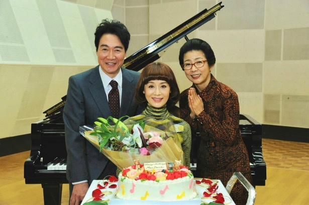 【写真を見る】市毛や羽場らからサプライズでお祝いされた大地は、ケーキを前に笑顔に