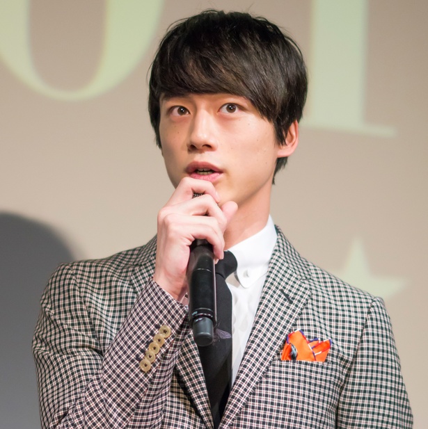 【写真を見る】綾瀬はるかから「ちょっぴり変」と評価された坂口健太郎