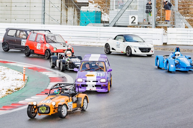 1コーナーに入るマシン達
