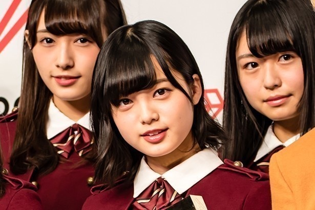 【写真を見る】6作連続でセンターを務めることになった欅坂46の平手友梨奈(中央)