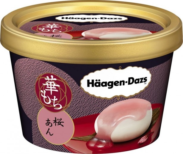2月27日(火)発売の華もち「桜あん」(共に希望小売価格324円)の蓋を開け飛び込むのは、淡いピンク色の桜ソース