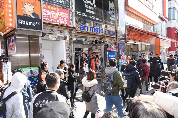 5人のコスプレイヤーは二組に分かれ、フライヤーの配布を行った