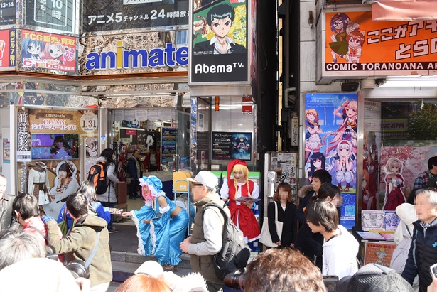 魅力的なコスプレイヤーに、通行人も興味津々