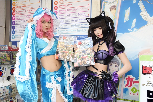 望月もち子さん(写真左)と五木あきらさん(写真右)。「アニメイト池袋本店」にて