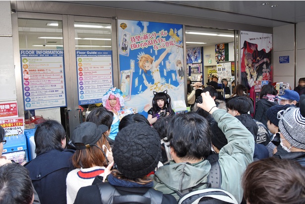 囲みの中には女性ファンの姿もあった