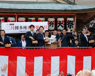 櫛田神社の豆まきに「二月花形歌舞伎」の役者が登場して大にぎわい！勘太郎・長三郎も飛び入り参加！
