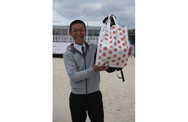 ステージに上がった上原達郎くんは記念品をもらってこの笑顔！