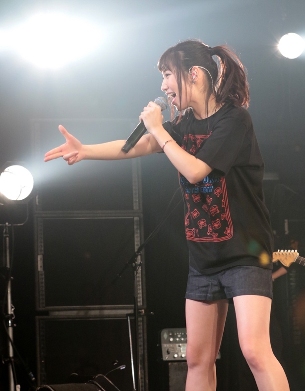 アンコールはTシャツ姿で熱唱