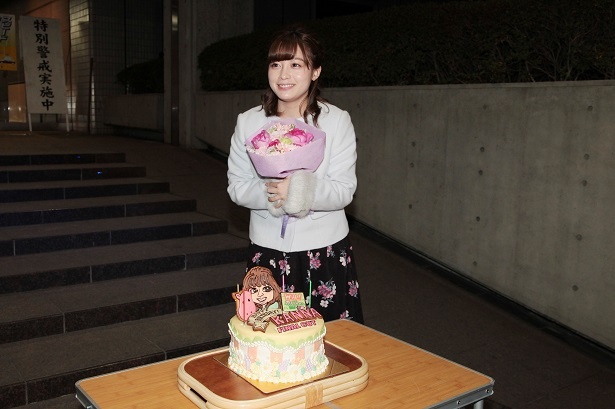 【写真を見る】スタッフからのバースデーソングに感動する橋本環奈