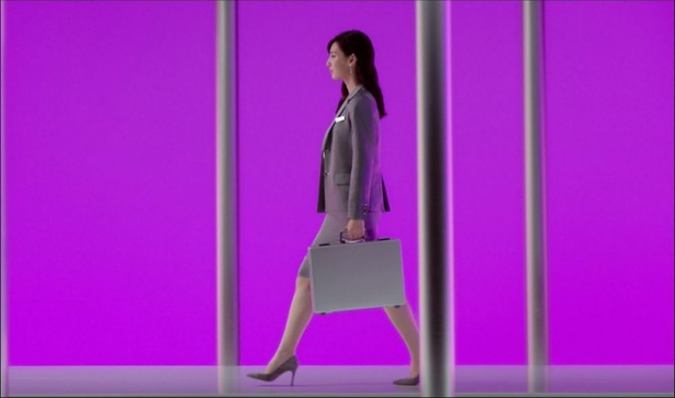 スラッとした姿が美しい！スマートに歩く北川景子