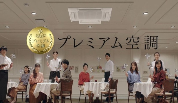 店内にいる人も北川と同じ風ぐるまを片手に