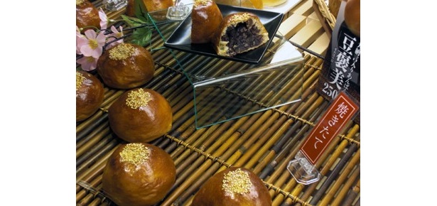 「東京あんぱん 豆一豆(まめいちず)」名物の「大納言入りあんぱん 豆褒美(まめほうび)」(250円)