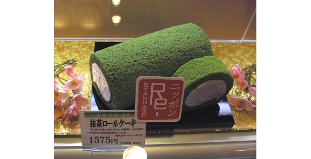 「京都宇治 森半」の「抹茶ロールケーキ」（1575円）。日本屈指の茶師が厳選した高級宇治抹茶をスポンジやクリームに贅沢に使用