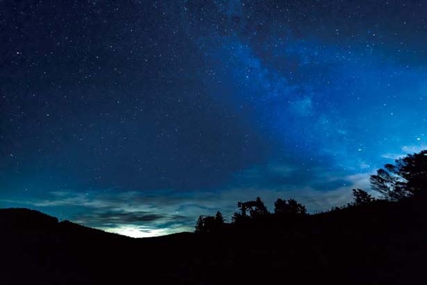 【写真を見る】雲海を見た後は、満点の星空をナイトクルーズしよう！