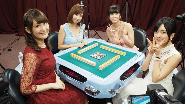 【写真を見る】りりぽんの対戦相手は豊満ボディーの美女たち!