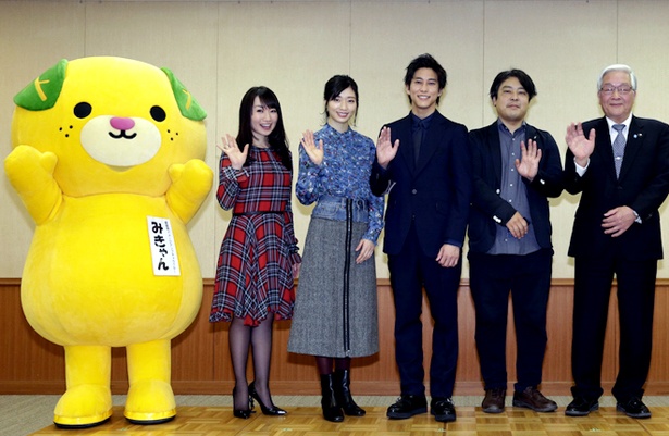 映画「ふたつの昨日と僕の未来」制作発表会見に登壇したみきゃん、水樹奈々、相楽樹、佐野岳、大森研一監督、新居浜市・石川勝行市長(写真左から)