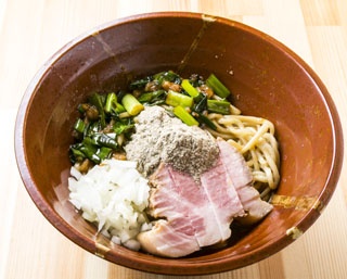 待ってました！ 名店「轍(わだち)」で人気の煮干しのまぜそばが専門店に「マゼニボジャンキー」