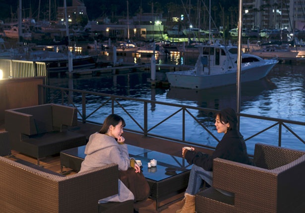 カフェのドリンクを片手に、海辺の夕景をソファーでのんびり観賞/海のホテル 島花
