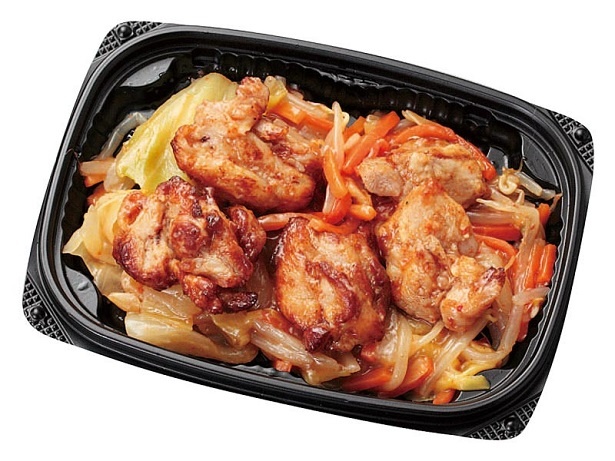 焼き上げたチキンを野菜と一緒にコチュジャン入りの旨辛ダレで炒めた「ダッカルビ」(216円)