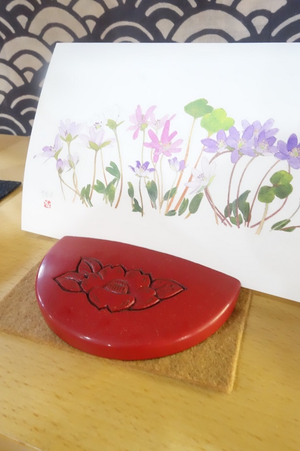 はがき立て2700円。はがきはもちろん、好きな絵や写真を立てても◎