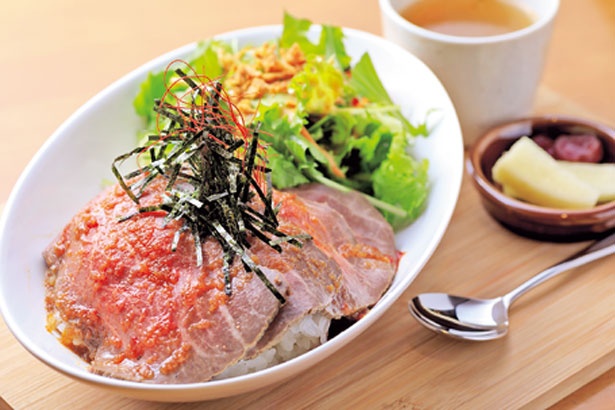 熟成肉を使った「ローストビーフ丼」(1296円)/山と海with日本海牧場
