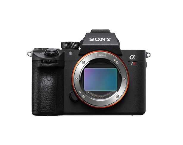 撮影にはsony「α7R III」が使用された