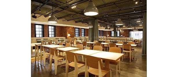 横浜赤レンガ倉庫店の内観