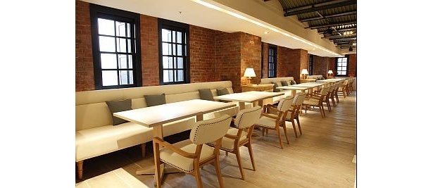 横浜赤レンガ倉庫店の内観