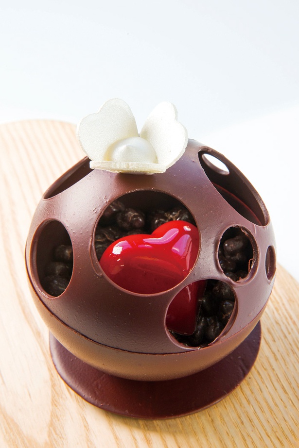 「Petit Coeur Rouge」(1,200円)。球体のチョコレートの中には真っ赤なボンボンショコラ入り