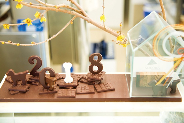 【写真を見る】毎月変わる芸術的なショコラのオブジェがお出迎え(写真は2018年1月)