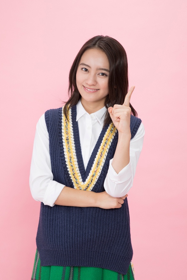 岡田は周囲を巻き込む行動力と明るさで事件を解決に導いていく女子大生・円を演じる
