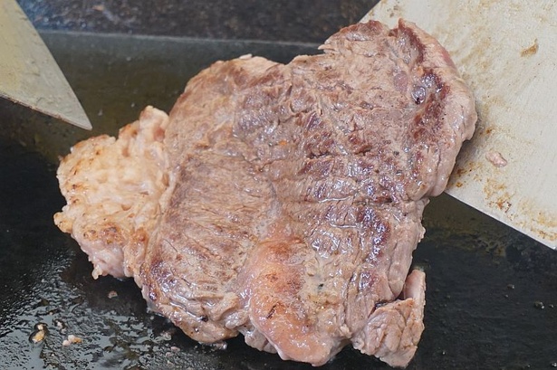 「県産牛のステーキ丼」の肉は食べ応え十分！