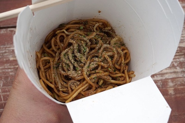 関西から直送される麺と神戸のソースを使った本場の「甲子園焼きそば」(500円)