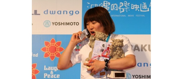 渡辺琢監督にW受賞の報告する黒沢