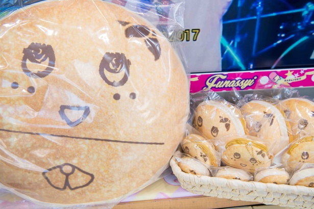 パンケーキふなっしーシリーズ！「クッション」(税抜2400円)、「ポーチ」(税抜1500円)、「コインポーチ」(税抜900円)、「クリーナー」(税抜850円)