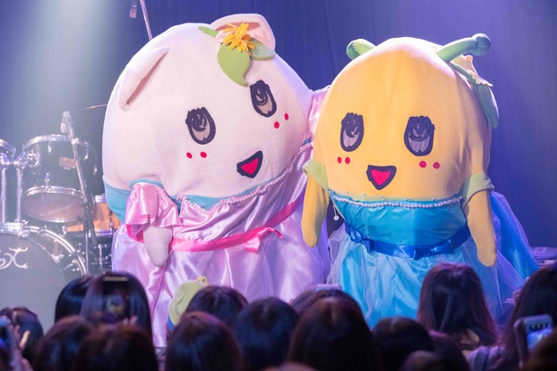 開園時間を前になしともたちの前に登場したふなごろー(右)とふにゃっしー(左)