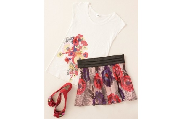 Tシャツ（7350円）、スカート（1万500円）、ビジュー付きパンプス（6300円）/JILL by JILLSTUART
