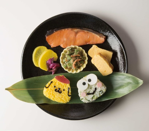 【写真を見る】プリンとけろっぴがおにぎりになって仲良く並ぶ和食「なかよしおにぎりプレート」(税抜1090円)など、他メニューを一挙紹介