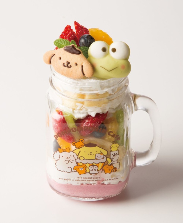 フルーツやクリームが詰まった「フルーツたっぷりジャートライフル」(税抜1090円)