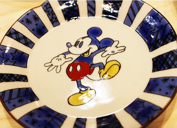 アスプルンドの皿は、日本の伝統とディズニーを融合した品